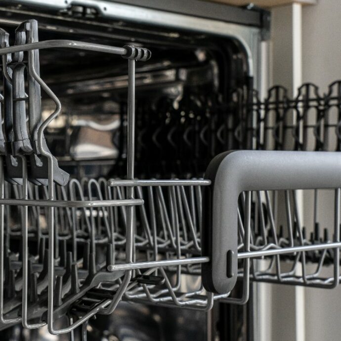 Come si mettono le posate nella lavastoviglie? La soluzione (quasi) definitiva dell’esperta: “Ecco qual è l’opzione più igienica e meno rischiosa”