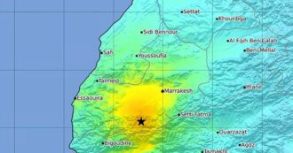 Copertina di “Bloccati tra i monti del Marocco, il terremoto ha causato una frana. Qui non c’è nessuno, stiamo andando a piedi ad Agadir”. Il racconto dei turisti italiani