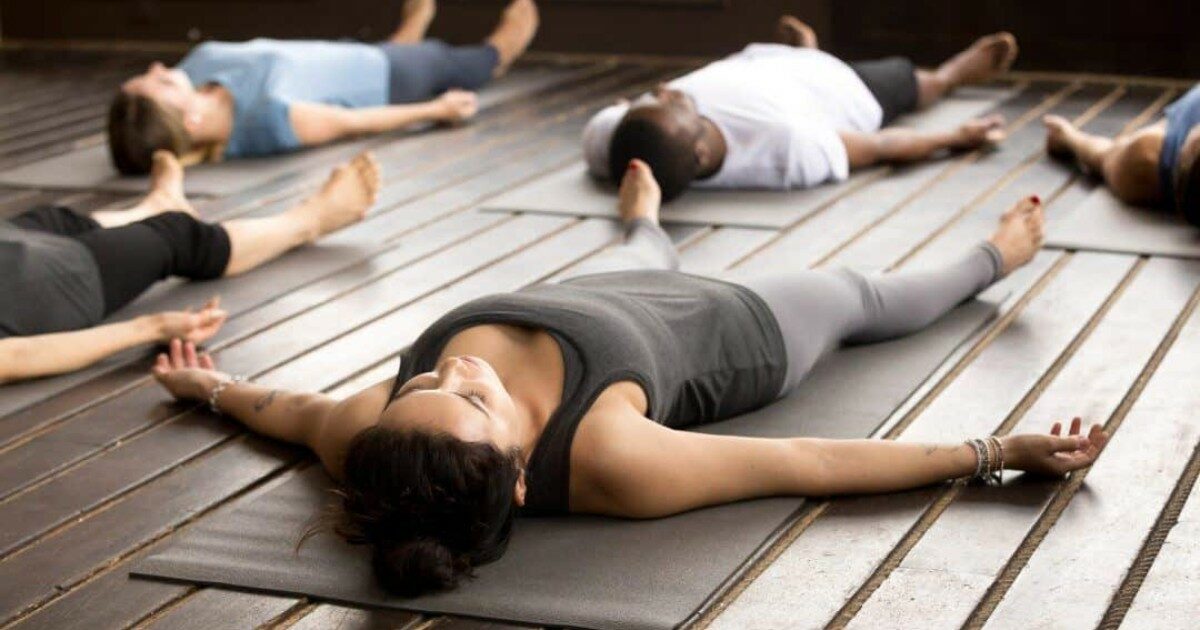 Polizia fa irruzione per un “omicidio di massa” ma era solo una lezione di yoga: “Erano a terra immobili, sembravano morti ma stavano meditando”