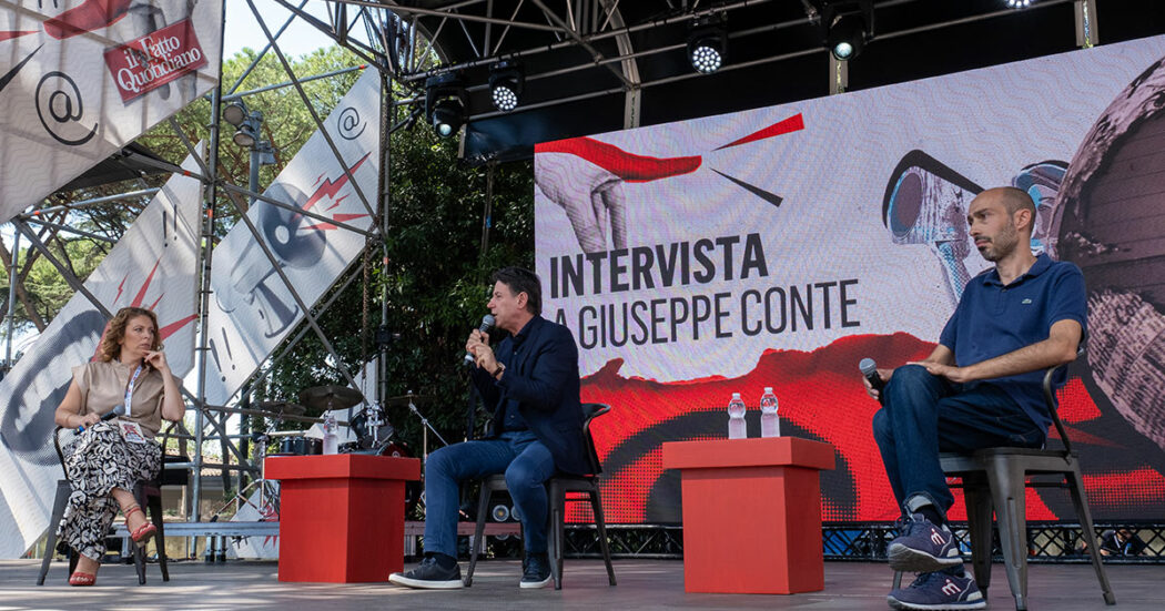 Conte alla Festa del Fatto: “Meloni? I patrioti si stanno ammosciando. Criticava l’Ue, ora i falchi dell’austerità sono a Palazzo Chigi. Superbonus? Lo Stato mantenga la parola”