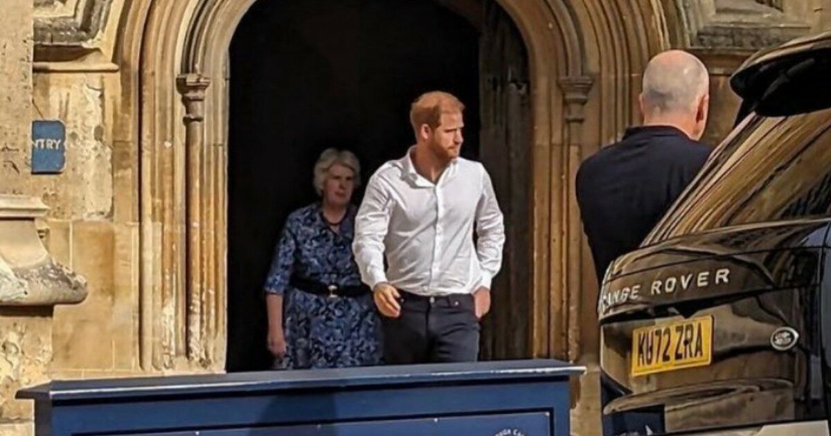 Il principe Harry visita da solo (e in gran segreto) la tomba della nonna Elisabetta: la foto che ruba la scena alla Royal Family