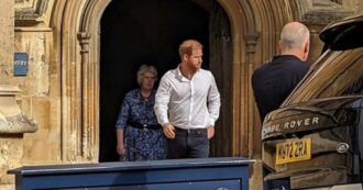 Copertina di Il principe Harry visita da solo (e in gran segreto) la tomba della nonna Elisabetta: la foto che ruba la scena alla Royal Family