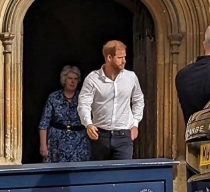 Il principe Harry visita da solo (e in gran segreto) la tomba della nonna Elisabetta: la foto che ruba la scena alla Royal Family