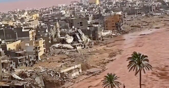 Copertina di Inondazioni in Libia, crollano due dighe e la città di Derna viene sommersa da acqua e fango: i palazzi distrutti – Video