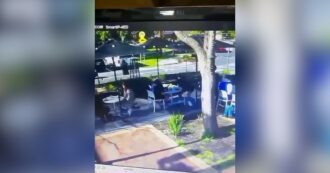 Copertina di Australia, ucciso a colpi di pistola in un bar il boss Gavin Preston: il video dell’agguato in pieno giorno