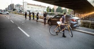Copertina di Milano, un’auto ha investito una donna di 55 anni in bicicletta: è ferita in gravi condizioni