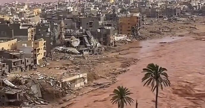 Inondazioni in Libia, il premier della Cirenaica parla di “duemila morti” a causa della tempesta Daniel: “Crollate due dighe a Derna”