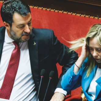 Copertina di Salvini scalcia troppo e Meloni fa “sparire” il decreto Sicurezza