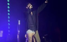 Copertina di Tananai, incidente hot durante il concerto a Milano: si strappano i pantaloni e resta in mutande sul palco. Poi l’omaggio a Mengoni