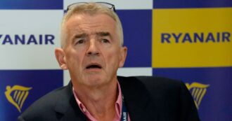 Copertina di L’ad di Ryanair torna a minacciare ritorsioni contro il decreto: “Dopo la Sardegna taglieremo i voli anche per la Sicilia”