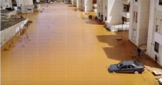 Copertina di Libia, migliaia di sfollati dopo le inondazioni. Solo a Derna recuperati 5300 cadaveri. “Ma potrebbero essere 20mila”