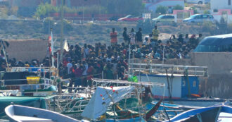 Copertina di Lampedusa, la fila di barchini diretti al molo: il video dell’arrivo dei migranti da record
