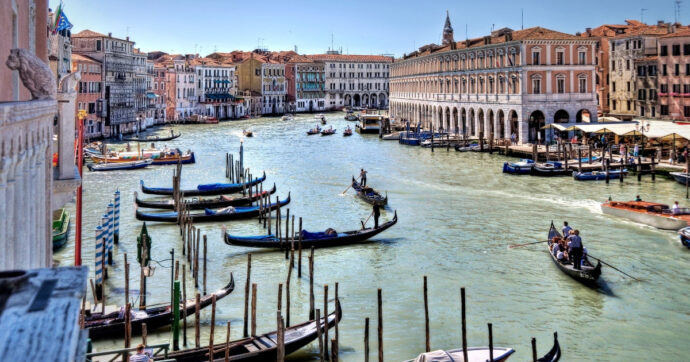 Venezia approva il ticket di ingresso dal 2024. Prenotazione on line e 5 euro per i turisti “mordi e fuggi”