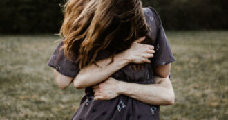 Copertina di S’innamora di una collega e la chiama in diretta radio: “Non sono mai stata con una donna, saresti la prima. Lascia tuo marito”