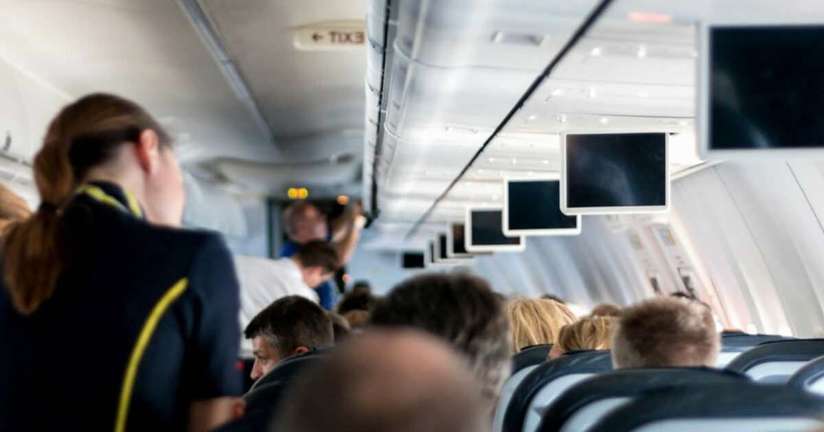 Piovono vermi sulla testa dei passeggeri dell’aereo: “Pesce marcio in un bagaglio a mano”. Volo Delta costretto ad atterraggio d’emergenza