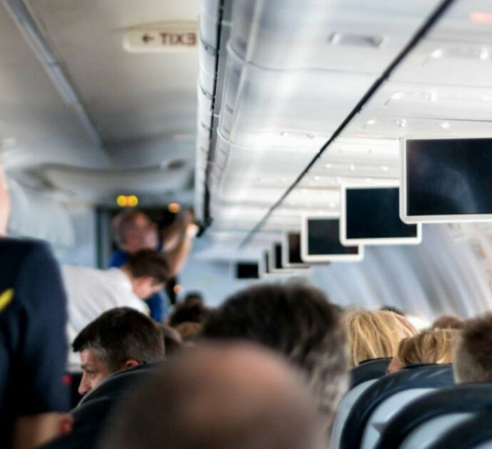 “Quel papà egoista ha rifiutato di scambiare il posto in aereo per stare accanto alla sua famiglia, ha preferito volare da solo”: il video virale di una passeggera