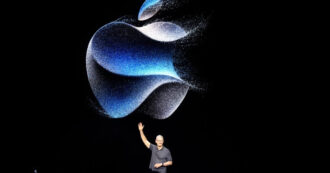 Copertina di Apple presenta i nuovi iPhone 15. Avranno la porta Usb-c. Investitori freddi, titolo in calo di oltre il 2%