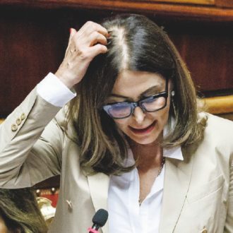 Copertina di “Visibilia, è stata Santanchè a far violare la cassa integrazione Covid”