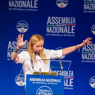 Copertina di Fratelli d’Italia, da Arianna a “Fazzo”. L’ombrello di Meloni sulla Fiamma Magica