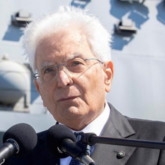 Copertina di Mattarella avvisa: “Troppe morti sul lavoro, un fallimento”