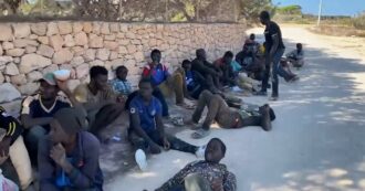 Copertina di Migranti, a Lampedusa persone in strada sotto il sole cocente: c’è anche un neonato. L’ex sindaca Nicolini: “Arriva una barca dietro l’altra” – Video