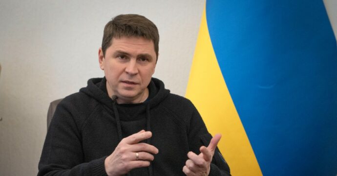 Podolyak (consigliere di Zelensky) insulta anche Croce Rossa e Amnesty: “Sono organizzazioni fittizie, ci riempiono di idee spazzatura”