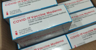 Copertina di Maxi rincari per i vaccini Covid, almeno 120 dollari a dose. Il costo di produzione per le case farmaceutiche è di pochi dollari