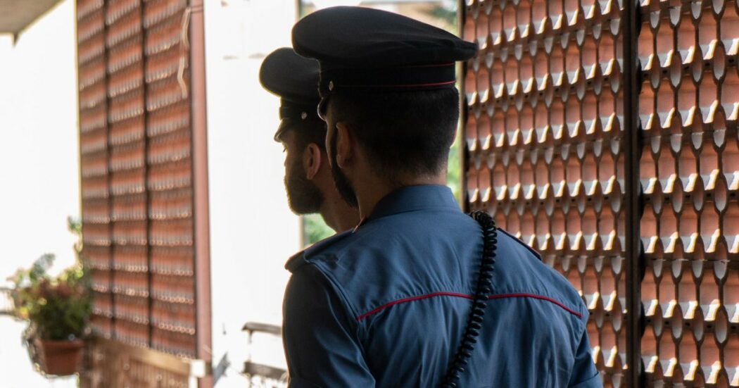 Pensionata di 84 anni ruba un barattolo di tonno al supermercato: “Non avevo abbastanza soldi”. Un carabiniere paga per lei