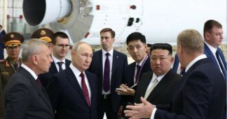 Copertina di Incontro tra Putin e Kim Jong-un: “Aiuteremo la Corea a costruire satelliti”. Pyongyang: “Noi con Mosca nella lotta all’imperialismo”