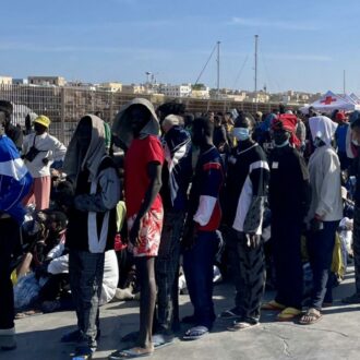 Copertina di La politica anti-migranti naufraga a Lampedusa: il Fatto di domani 14 settembre