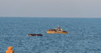 Copertina di Lampedusa, nuovi sbarchi all’alba: 2 motovedette e un barchino. Le immagini