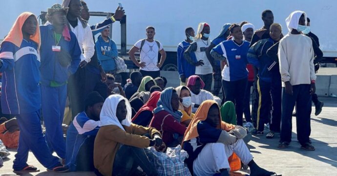 Davanti ai volti dei migranti a Lampedusa, il pensiero va subito a questa Europa indegna