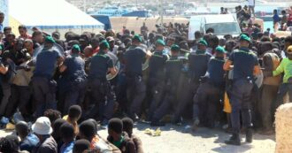 Copertina di Lampedusa, caos e tensione al molo Favaloro: centinaia di migranti in attesa sotto il sole. Alcuni si gettano in mare per protesta