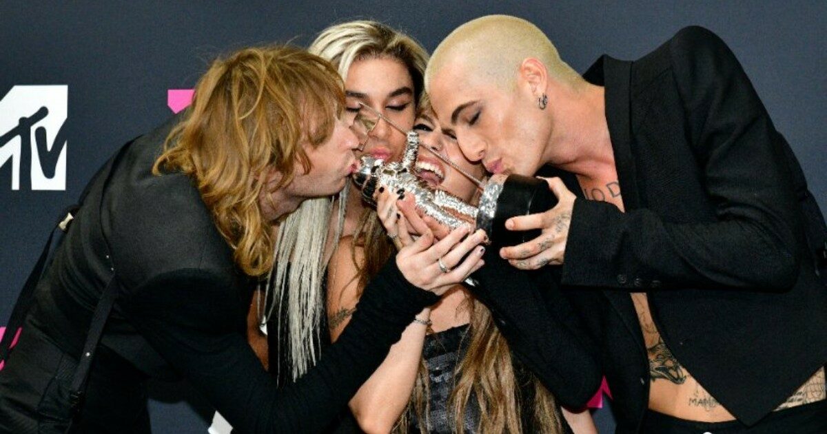 Mtv Video Music Awards, i Maneskin vincono il premio Best Rock. E Taylor Swift manda un bacio a Damiano