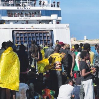 Copertina di Migranti, per Salvini è complotto. E ora Meloni deve “rincorrerlo”