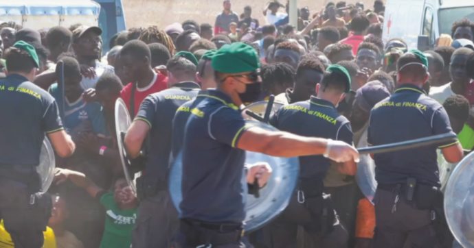 Lampedusa al collasso, “cariche” sui disperati
