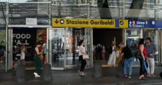 Copertina di Napoli, 41enne denuncia di aver subito uno stupro di gruppo vicino alla stazione: “In quattro mi hanno trascinata in un camper”