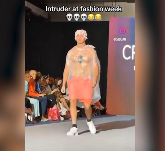 Riesce ad infiltrarsi alla New York Fashion Week e sfila in passerella con la cuffia da doccia: il pubblico lo scambia per modello