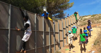 Copertina di Lampedusa, migranti scappano dall’hotspot: il video in cui scavalcano le recinzioni