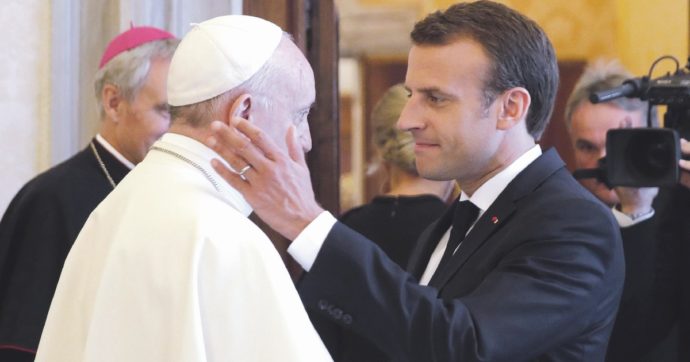 Macron alla messa di Papa Francesco, Gauche in rivolta