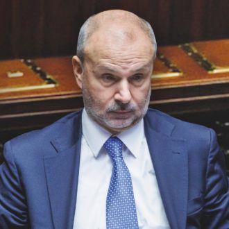 Copertina di Schillaci e le foto tarocche: da rettore e da ministro firma un articolo ogni 11 giorni. Il governo pensava di sostituirlo con Vaia