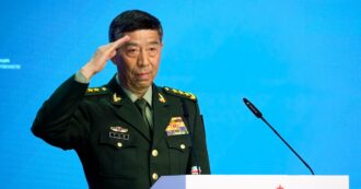Copertina di Cina, il ministro della Difesa non si vede da settimane. L’intelligence Usa: “Arrestato e rimosso dall’incarico”