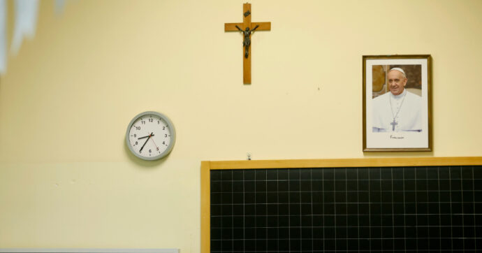 La Lega vuole l’obbligo di crocifisso “ben visibile” in scuole, ospedali, stazioni e carceri: multe fino a 1000 euro