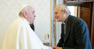 Copertina di Cardinale Zuppi rientrato dal viaggio in Cina, l’esperto: “Pechino riconosce al Vaticano un ruolo politico e diplomatico sull’Ucraina”