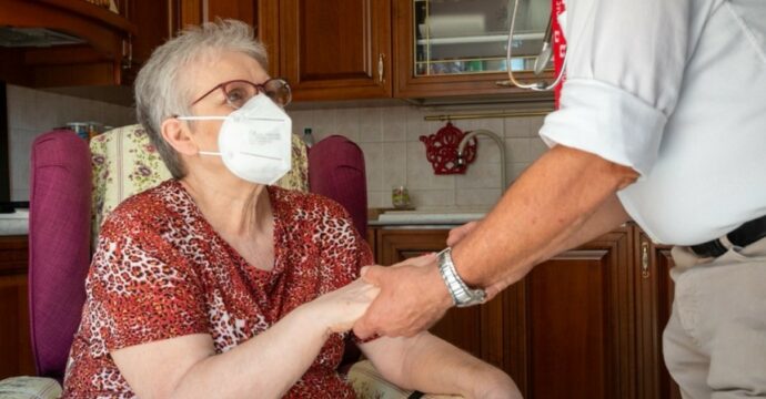 Covid, crescono ancora i contagi: 30mila casi in una settimana. Iss e ministero: “Vaccinare i fragili”