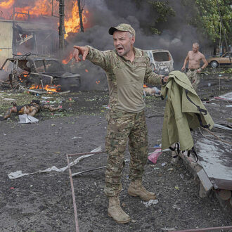 Copertina di Financial Times: “Ormai è fallita  la controffensiva” Putin: “Negoziati?”