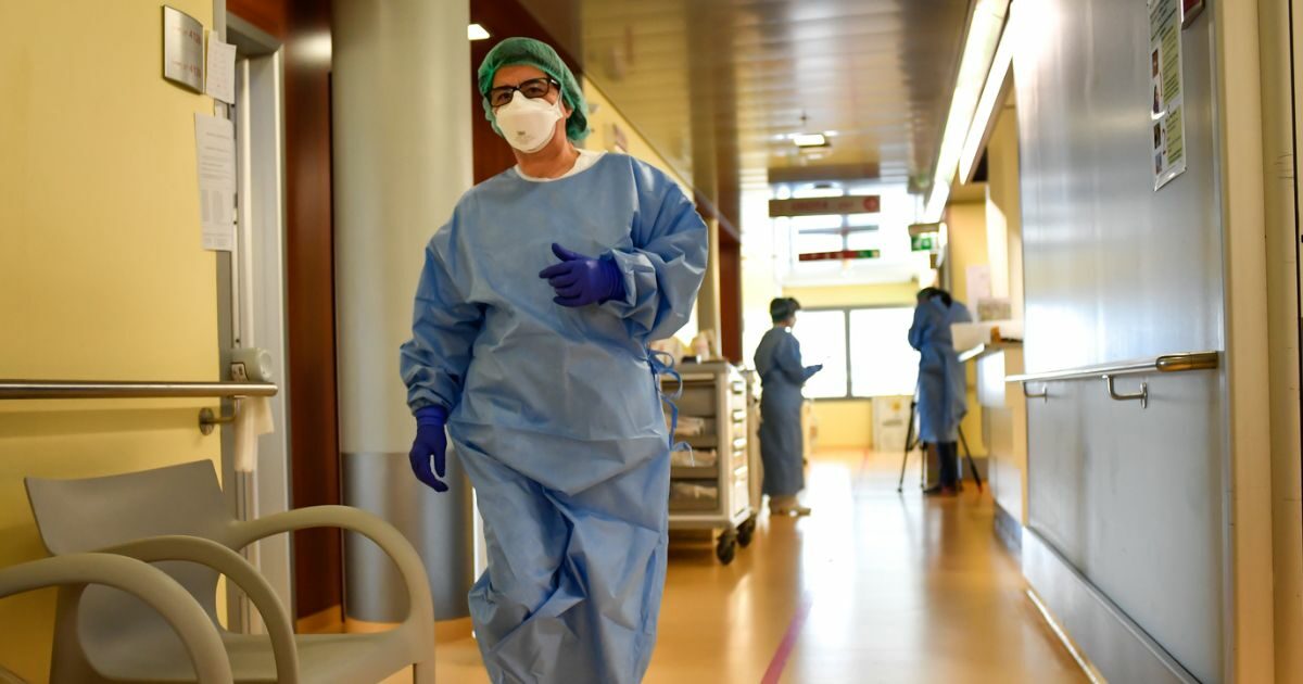 Sanità in crisi, in 10 anni dimezzato il numero di chi si iscrive al test per infermieri: “Poco valorizzati e con stipendi bassi. 30mila lavorano già all’estero”