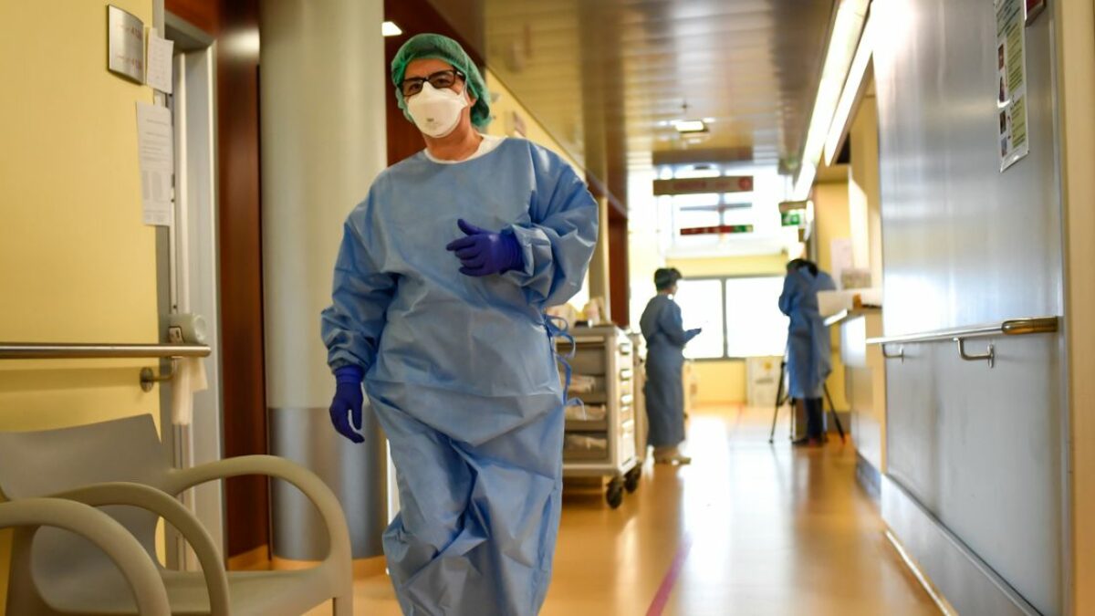 “Ho fatto una tracheotomia pure in un parcheggio, ma per un lavoro non valevo nulla”: paramedica 55enne licenziata fa domanda per mille posti di lavoro, viene rifiutata e poi truffata