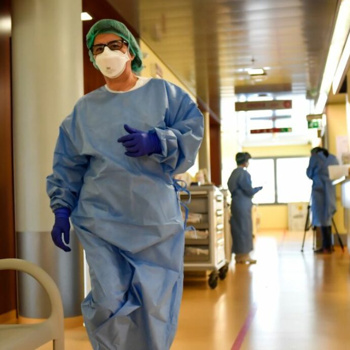 “Ho fatto una tracheotomia pure in un parcheggio, ma per un lavoro non valevo nulla”: paramedica 55enne licenziata fa domanda per mille posti di lavoro, viene rifiutata e poi truffata