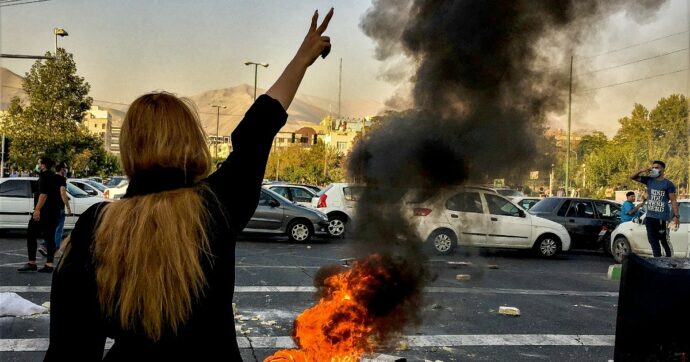Stupri nelle carceri e nei furgoni della polizia: così in Iran stroncano le proteste